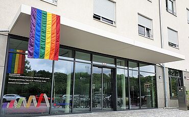 Foto: Eingang unser Übergangseinrichtung und der Büros für ABW und Geschäftsstelle